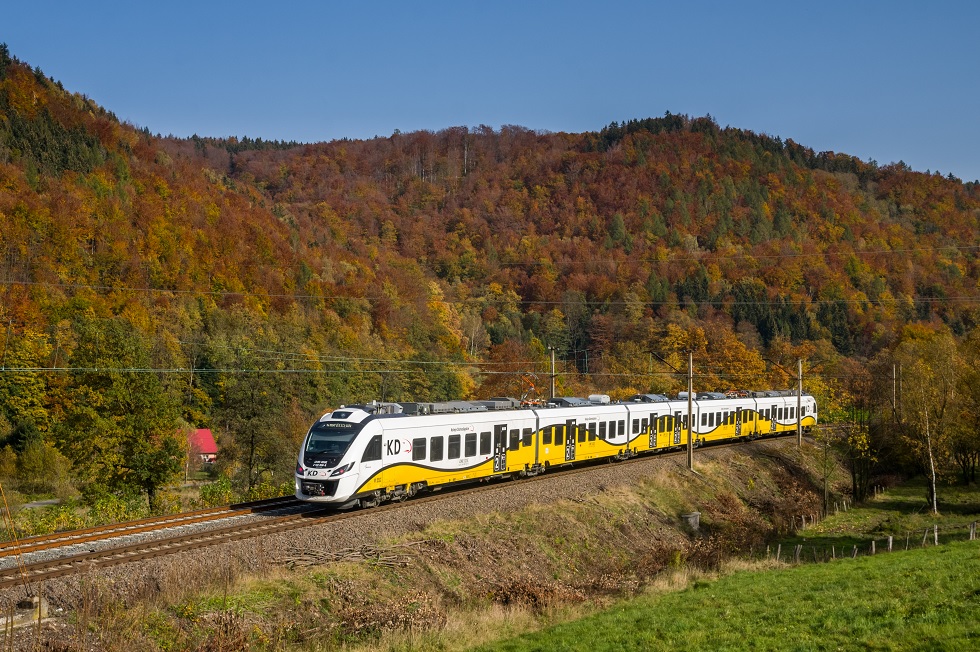 Pociąg Kolei Dolnośląskiej w trasie