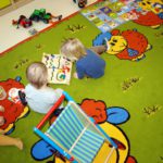 Dzieci bawiace się na dywanie