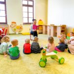 Zdjęcie sali z dziecmi w przedszkolu