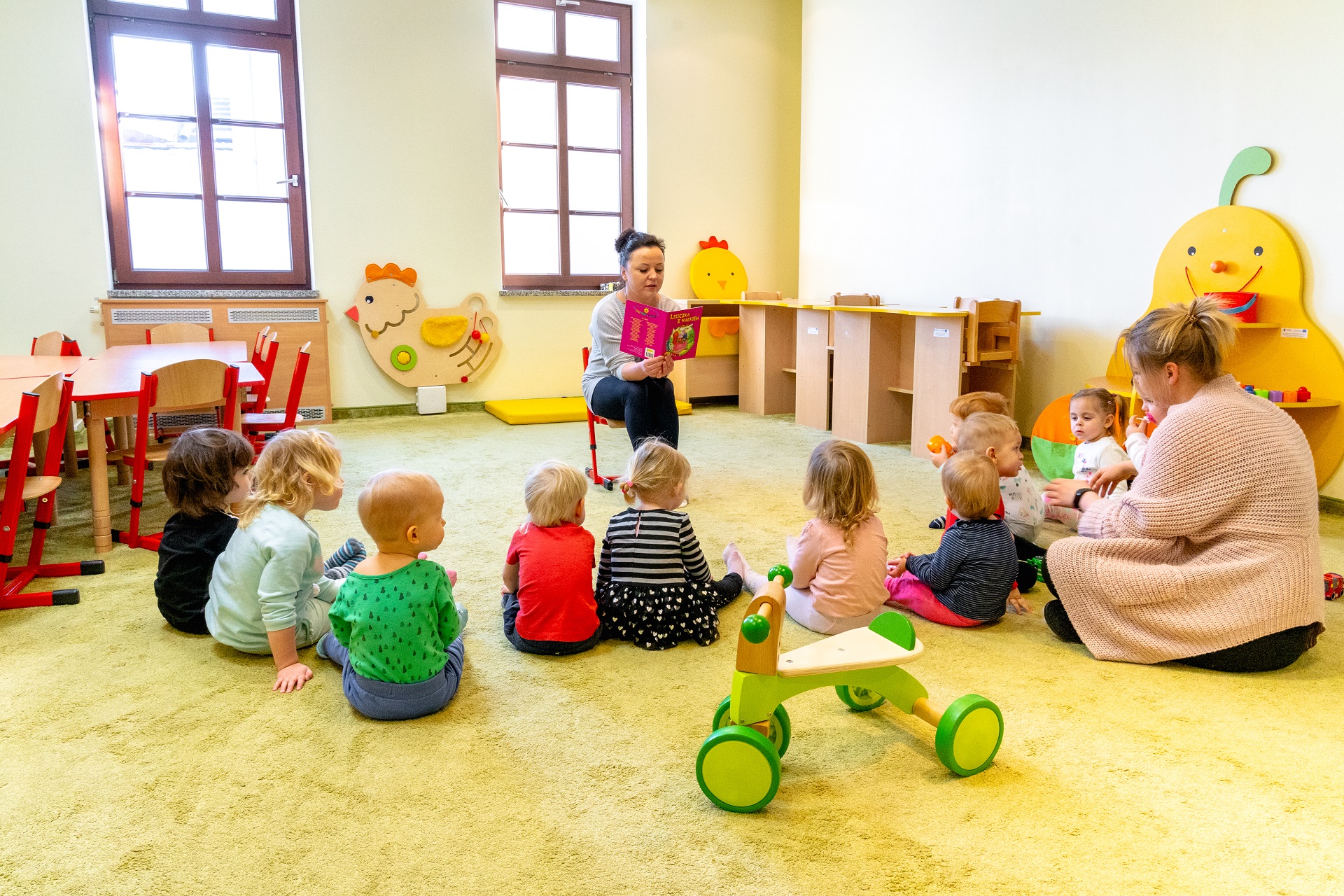 Zdjęcie sali z dziecmi w przedszkolu