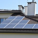 baterie słoneczme na dachu